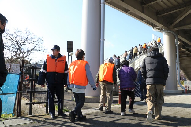町民が津波避難タワーに避難
