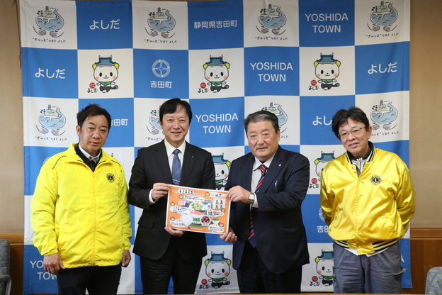 食育マット寄贈後に記念撮影