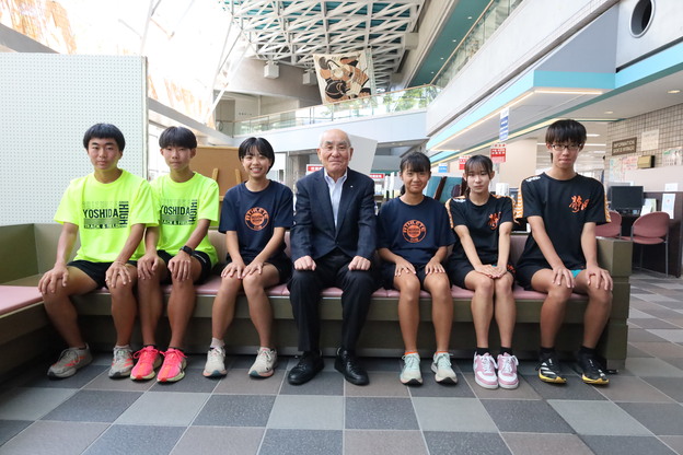 中学生6人が表敬訪問