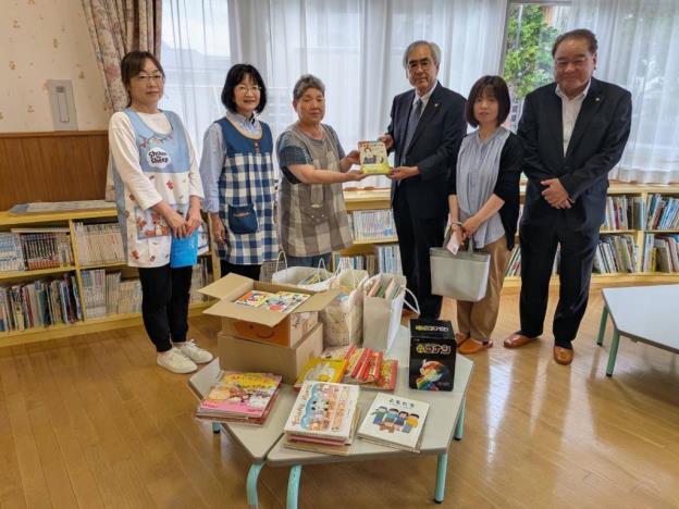 島田ライオンズクラブから子ども向けの本が寄贈されました